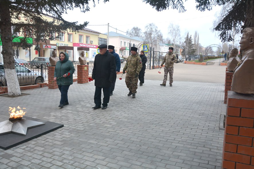 Состоялась церемония возложения цветов к памятнику воинам, погибшим на фронтах Великой Отечественной